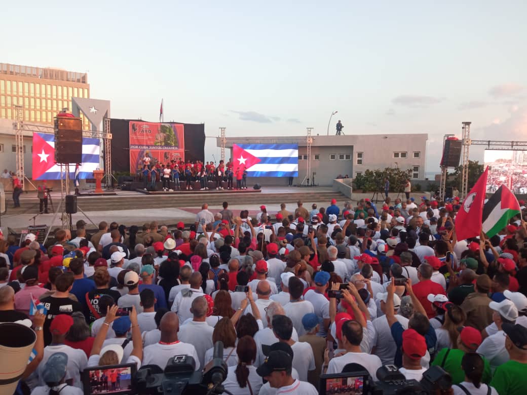 Miles de cubanos se congregaron este miércoles en la Tribuna Antiimperialista de La Habana para celebrar el Primero de Mayo, Día Internacional de los Trabajadores.
