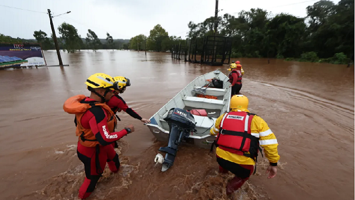 El gobernador de Río Grande del Sur, Eduardo Leite detalló que “más de 2 mil hombres y mujeres de las fuerzas de seguridad del Estado” trabajan en acciones de rescate.